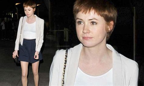 Karen Gillan shows off her slender legs as she slips into a TINY。